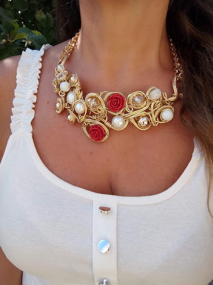 Collana in alluminio anodizzato con rose in resina