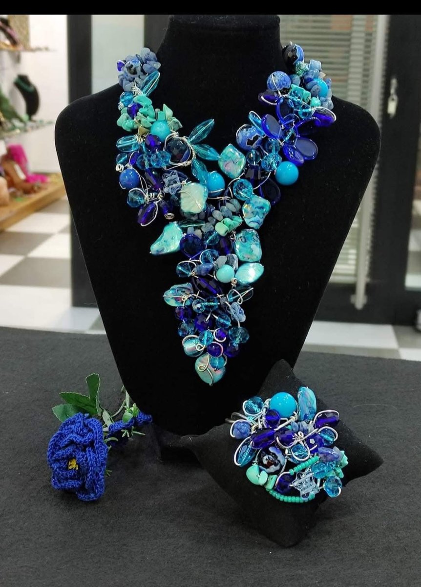 Parure con collana pettorale e bracciale