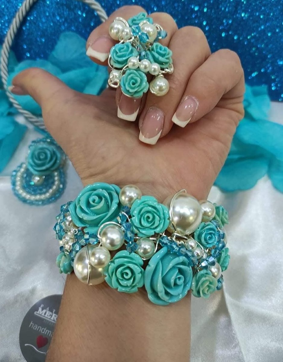 Bracciale e anello con rose in resina