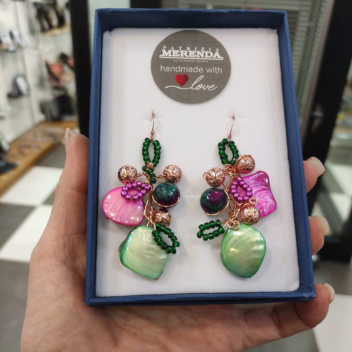 Orecchini con madreperla colorata