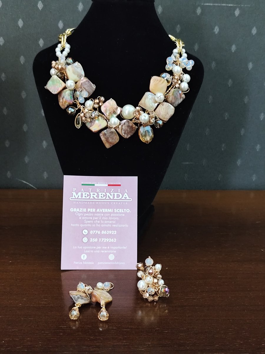 Parure beige con collana, anello e orecchini
