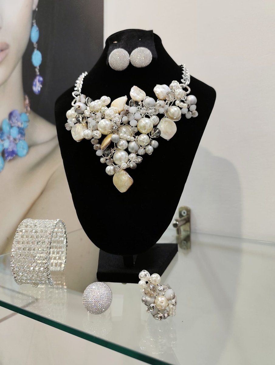 Parure bianca e argentata collana e anello