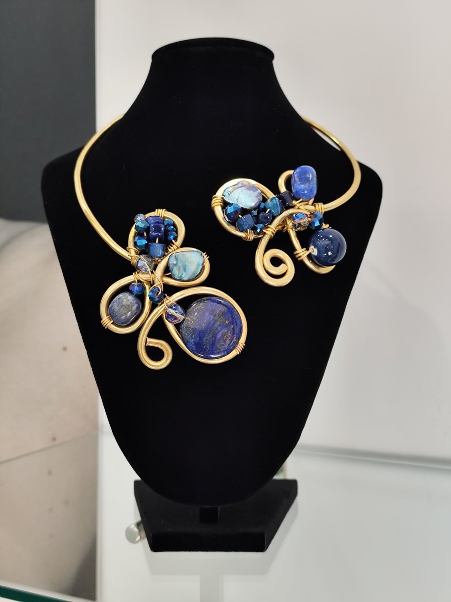 Collana in wire blu e dorata