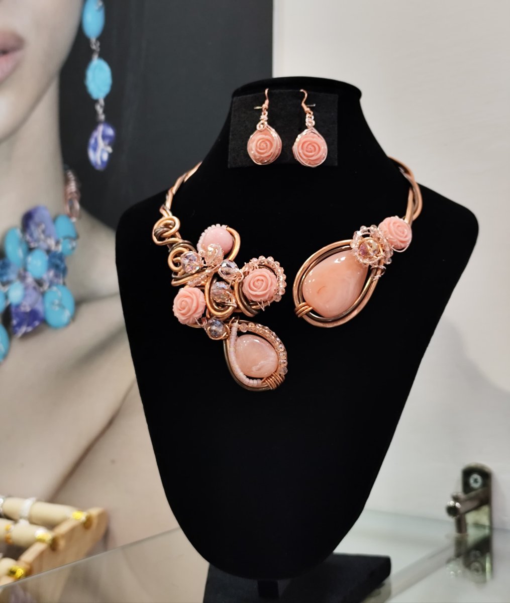 Parure collana e orecchini con rose in resina