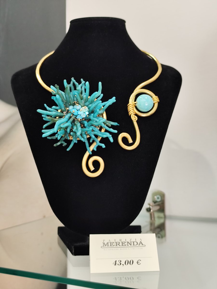 Collana in wire con rametti in resina