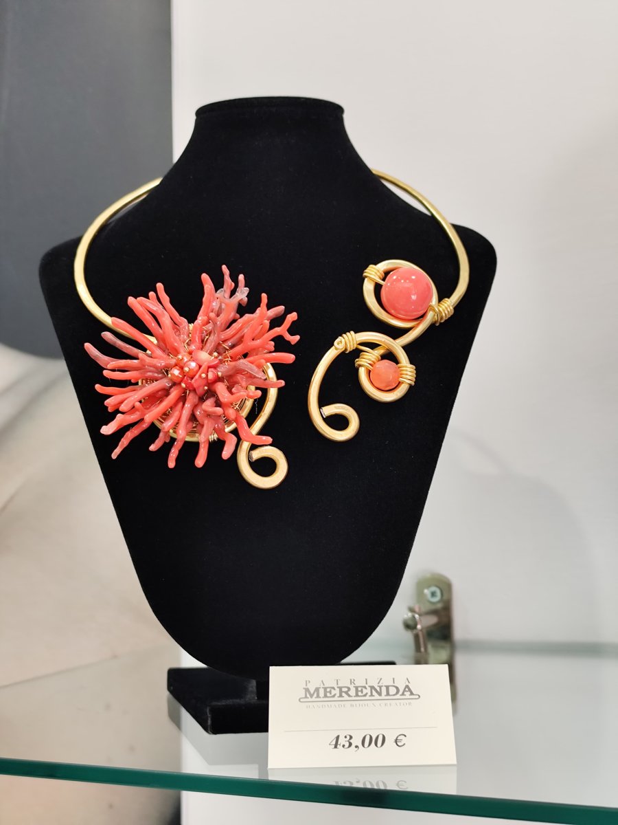 Collana in wire con rametti in resina