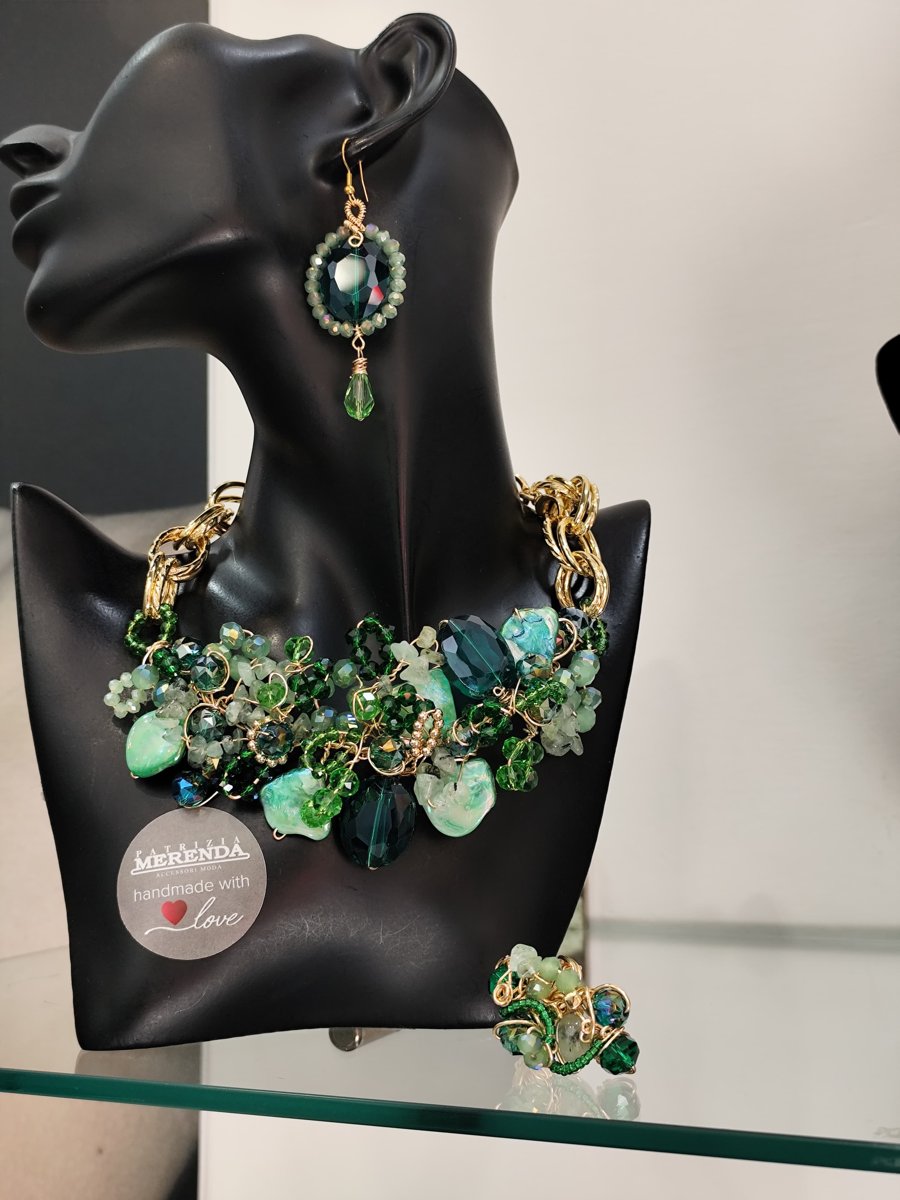 Parure in verde con collana orecchini e anello