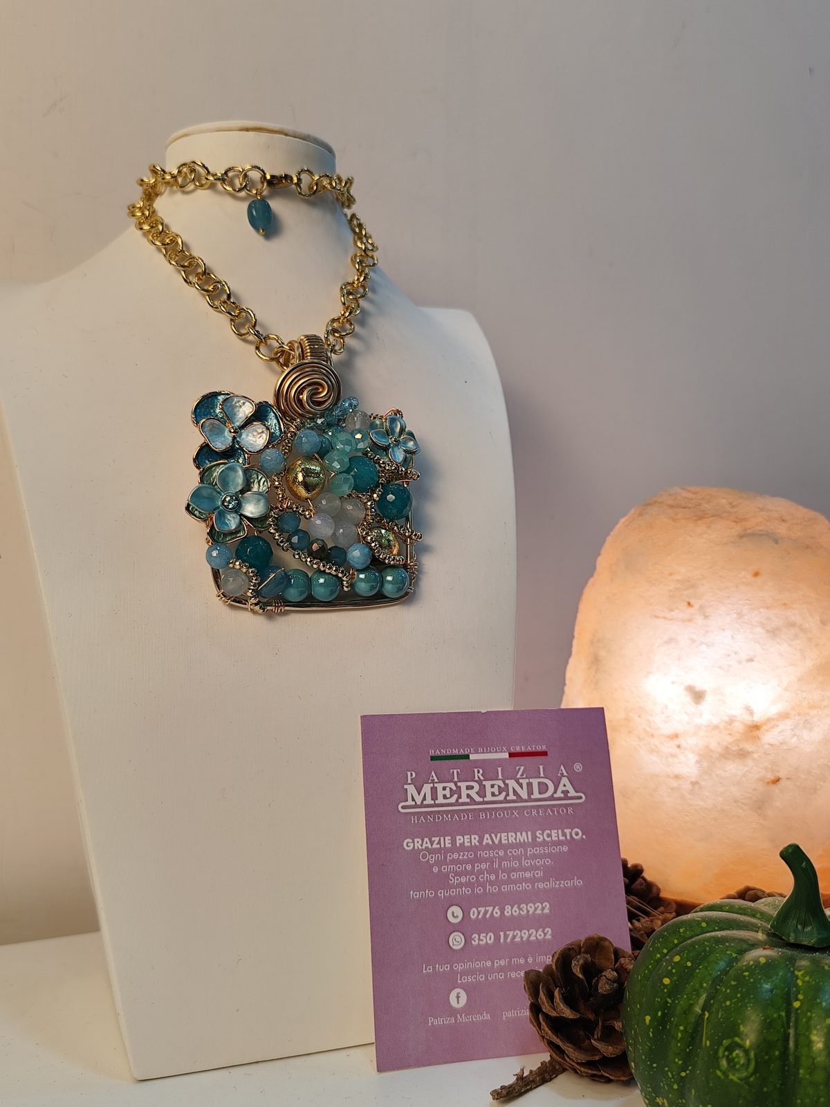 Collana con fiori e cristalli