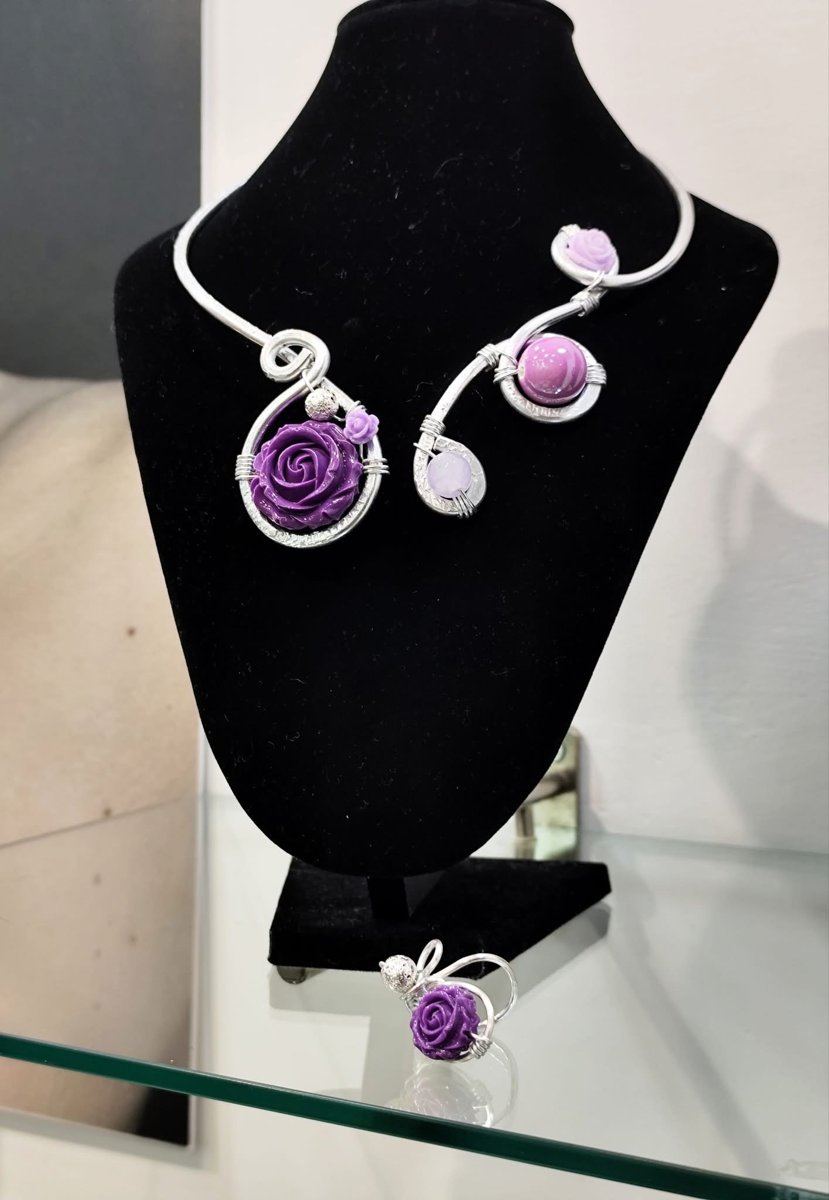 Girocollo wire con rosa in resina