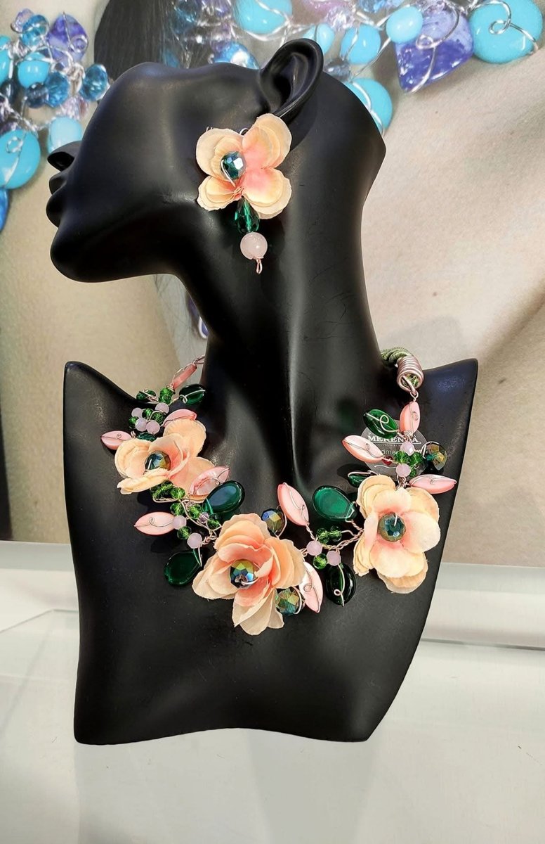 Parure con fiori in tessuto
