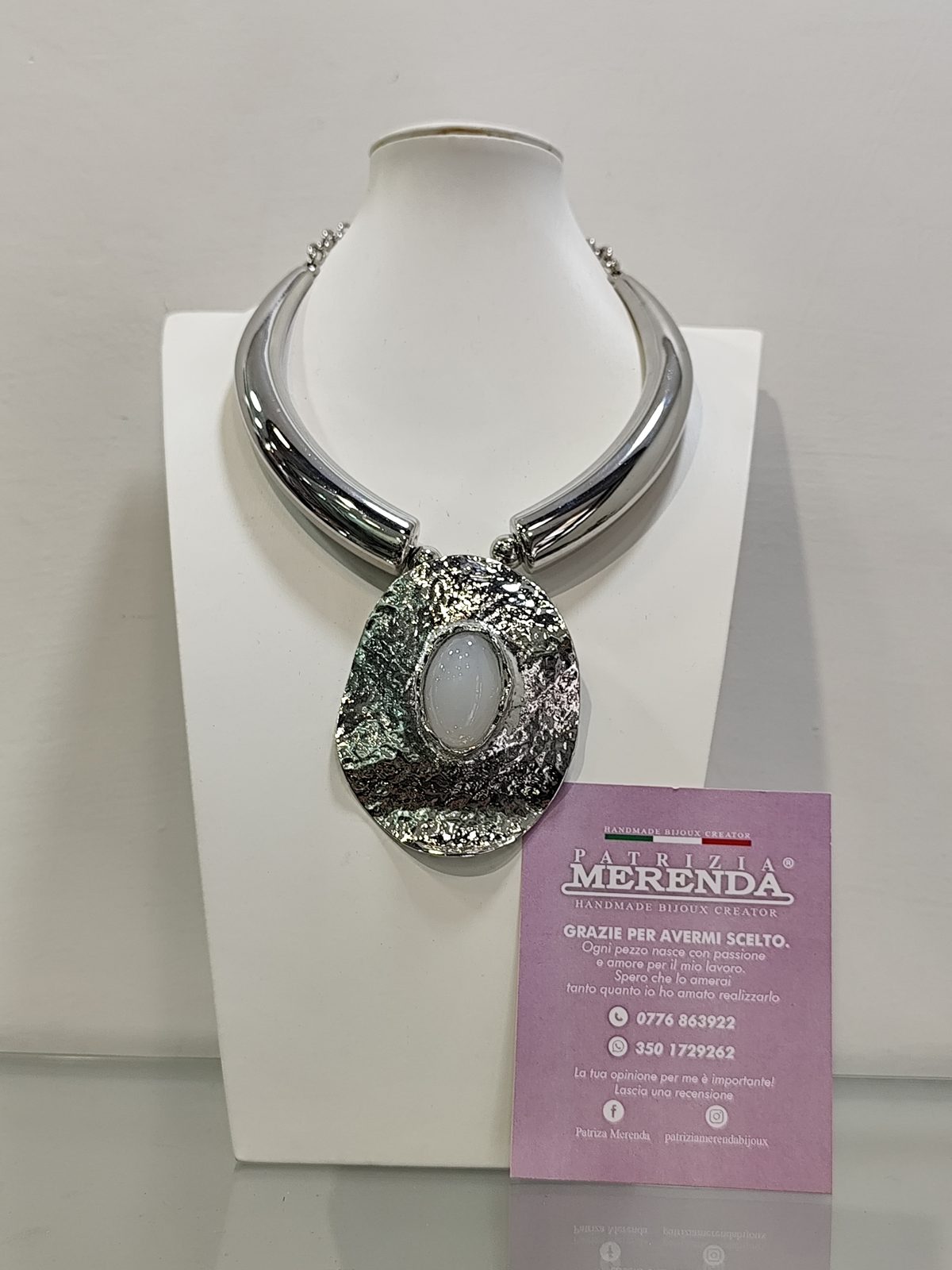 Collana in metallo con cristallo