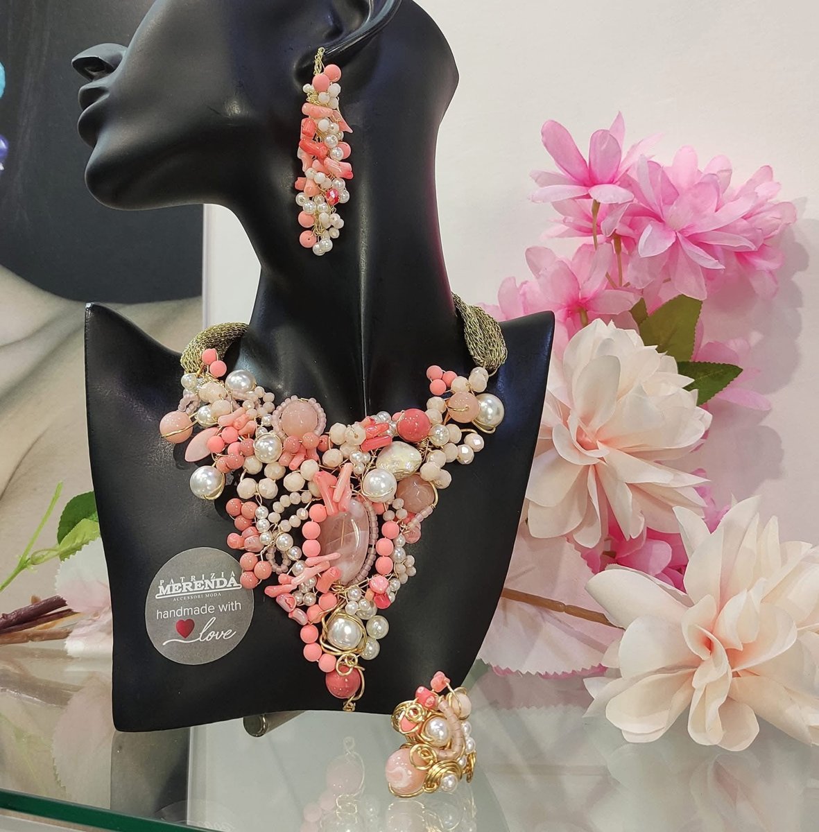 Parure bianco e pesca (collana, orecchini, anello)