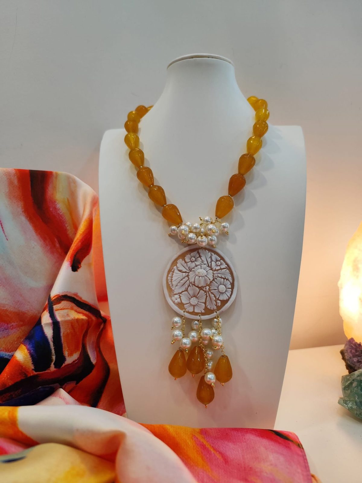 Collana con pietre dure e cammeo centrale
