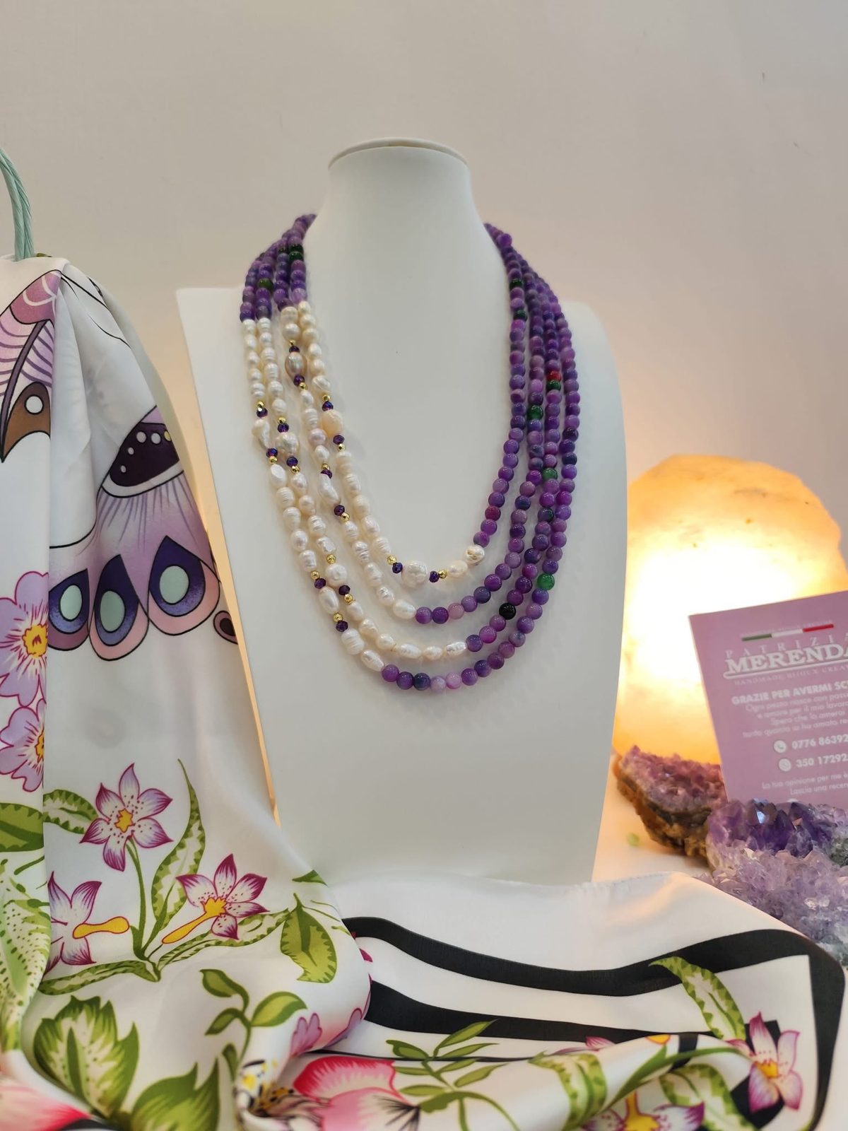 Collana multifilo con pietre dure e perle di fiume