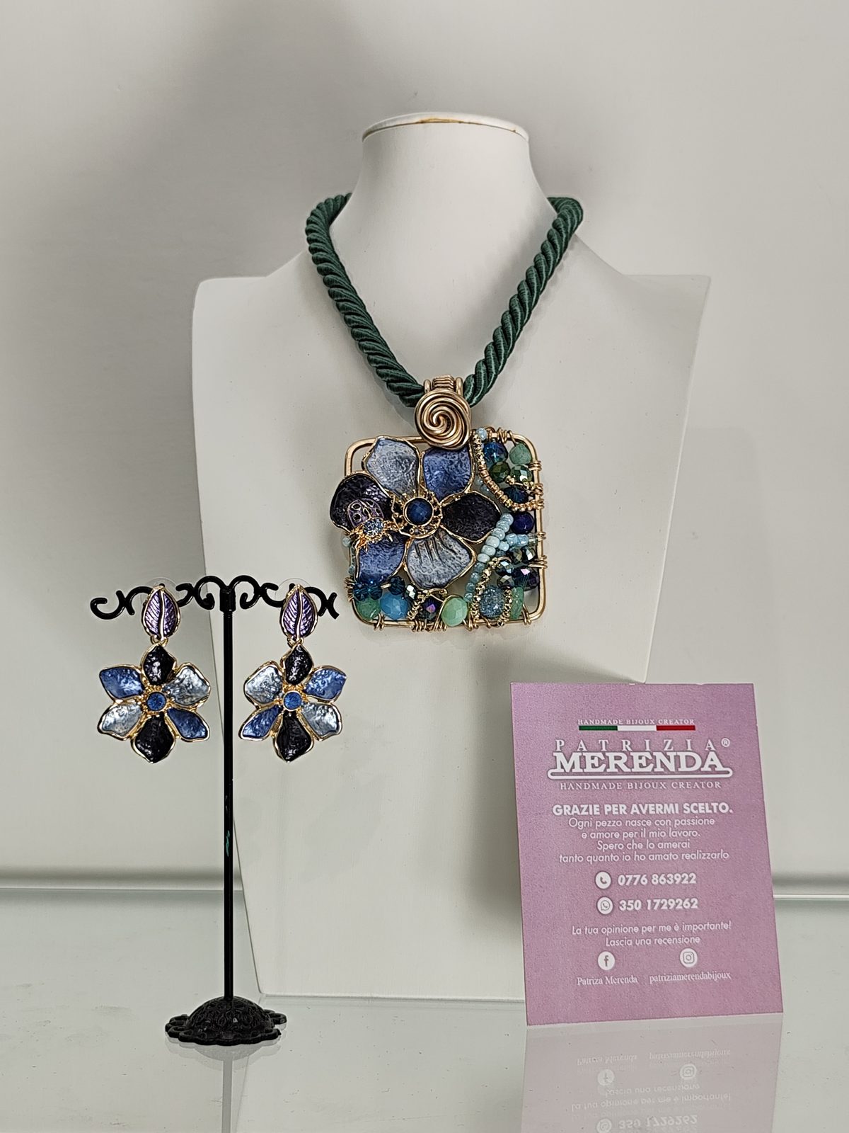 Collana con pendente e cristalli